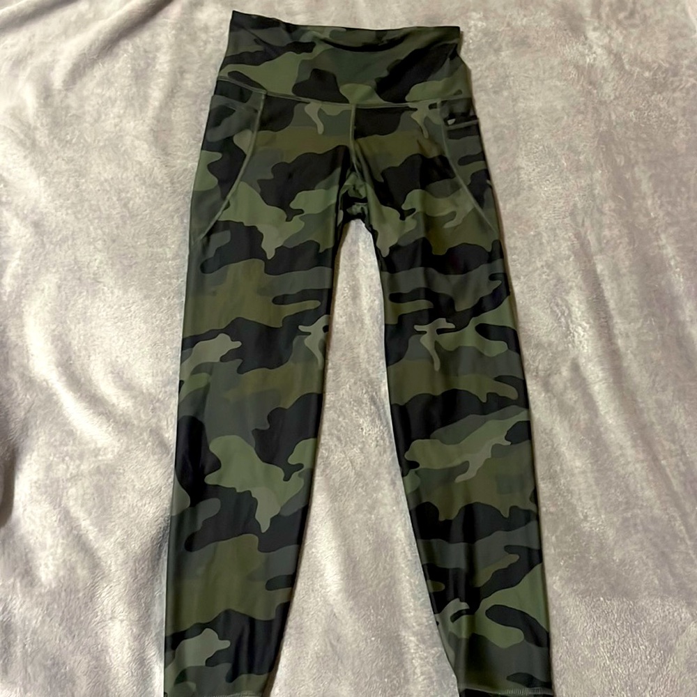 Old navy active wear it is a size medium they are high rise and fit perfect.